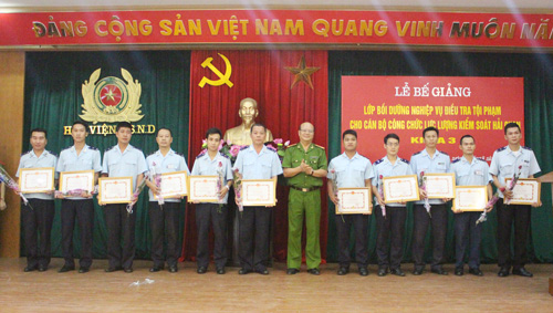 Đại tá, PGS.TS Trần Minh Chất, Phó Giám đốc Học viện CSND trao Giấy khen cho 11 học viên có thành tích xuất sắc trong quá trình học tập tại Học viện.